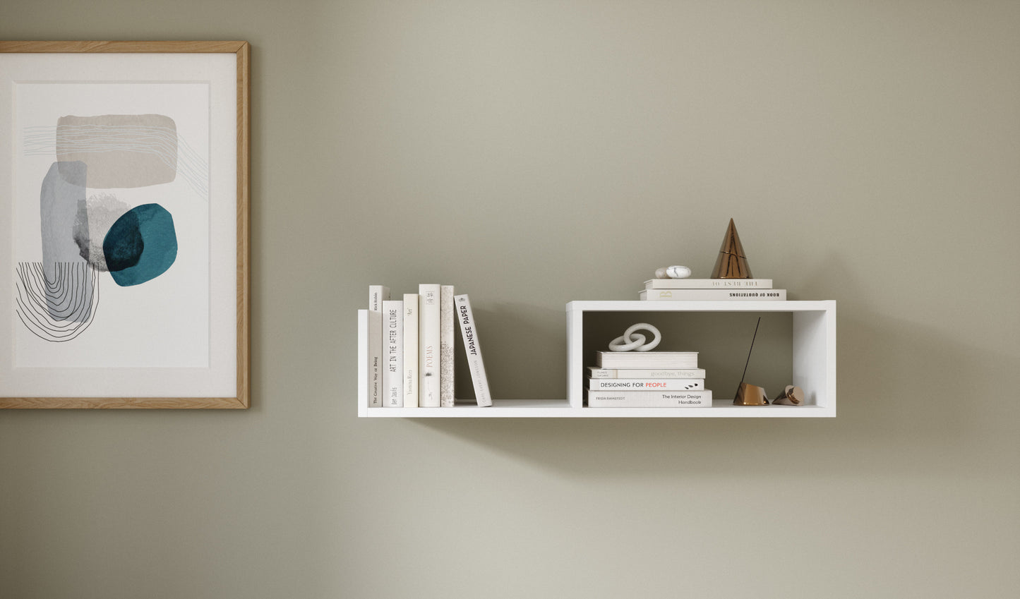 Biała półka Vellia zamontowana na oliwkowo-zielonej ścianie, wypełniona białymi książkami i miedzianym stożkiem obok abstrakcyjnej grafiki w ramie.