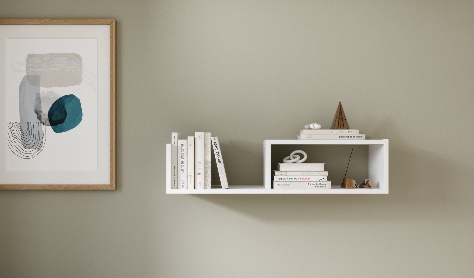 Biała półka Vellia zamontowana na oliwkowo-zielonej ścianie, wypełniona białymi książkami i miedzianym stożkiem obok abstrakcyjnej grafiki w ramie.