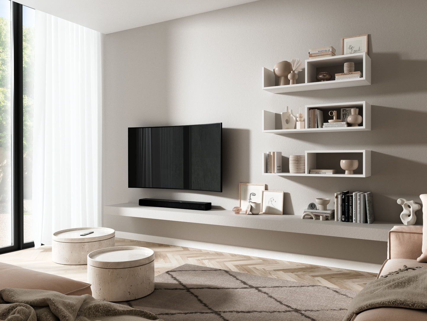 Salon z białą półką Vellia zawieszoną nad niską konsolą RTV, obok szarej sofy i lekkiej, białej zasłony.