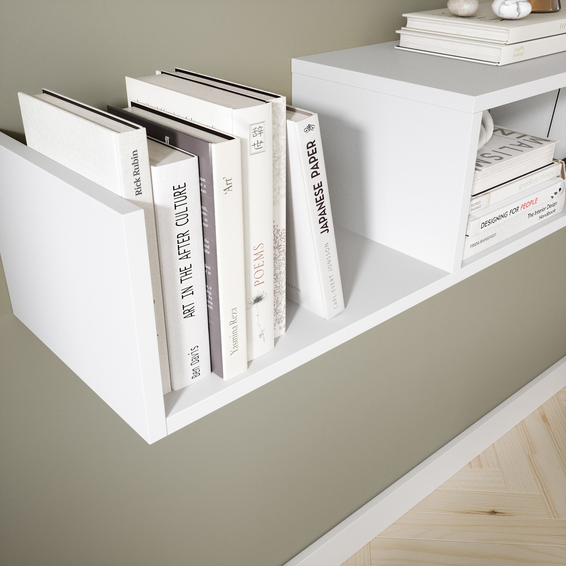 Detal prawego segmentu białej półki Vellia z miedzianym stożkiem i dekoracyjnymi akcesoriami, eksponujący otwartą wnękę.