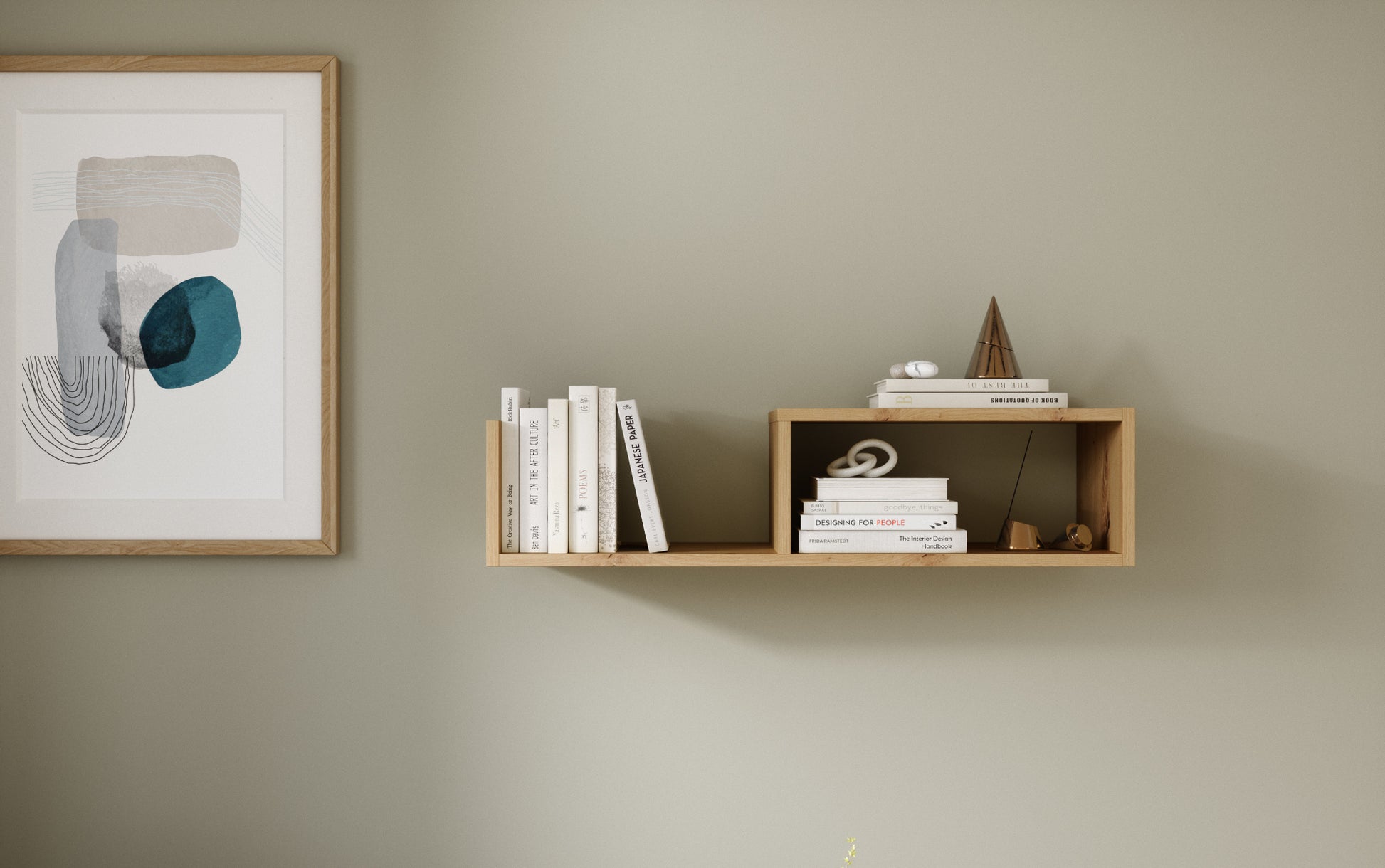 Półka Vellia dąb artisan zamontowana na oliwkowo-zielonej ścianie nad sofą, udekorowana książkami i miedzianym stożkiem obok abstrakcyjnej grafiki w drewnianej ramie.