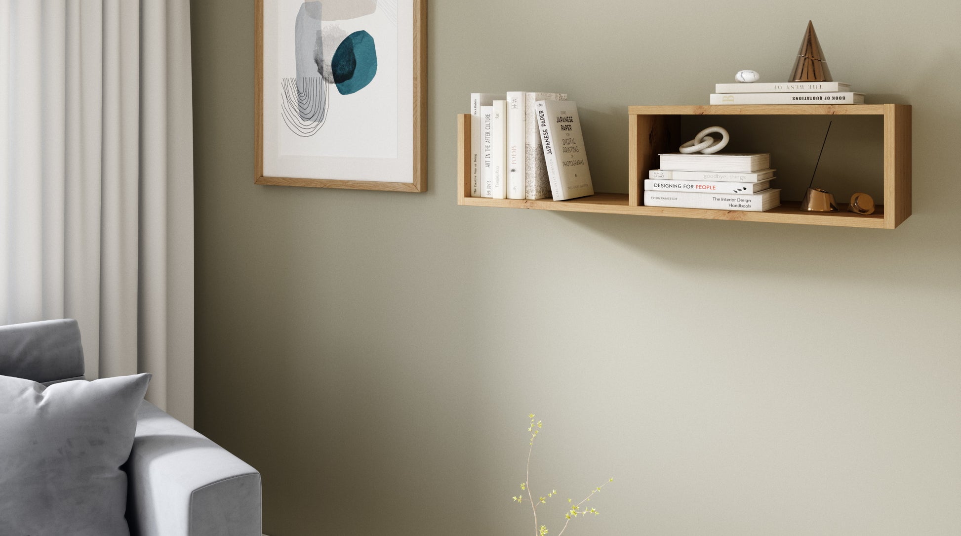Wnętrze salonu z szarą sofą i dużym oknem, przy którym na oliwkowej ścianie wisi półka Vellia dąb artisan z książkami i drobnymi dekoracjami.