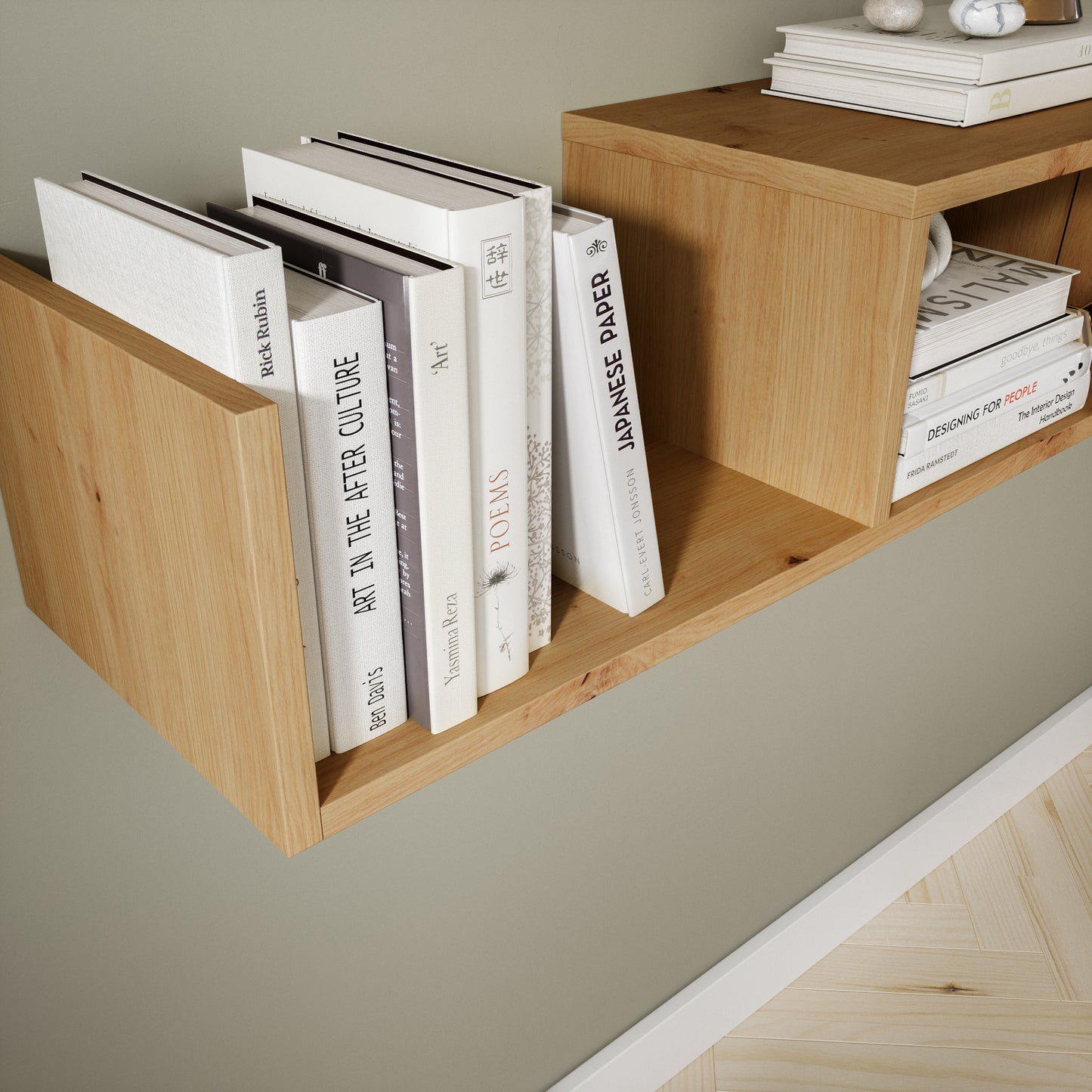 Zbliżenie lewego segmentu półki Vellia dąb artisan wypełnionego pionowo ustawionymi książkami w pastelowych odcieniach.