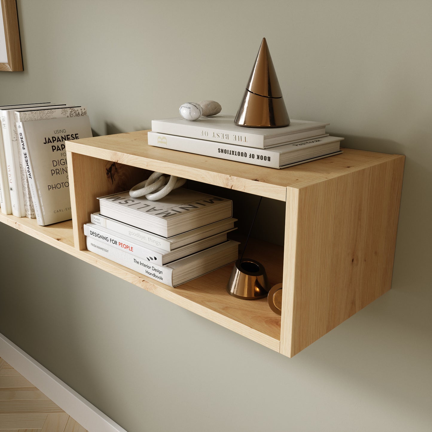 Zbliżenie prawego segmentu półki Vellia dąb artisan z dekoracyjną misą i miedzianymi akcesoriami osadzonymi w otwartej wnęce.