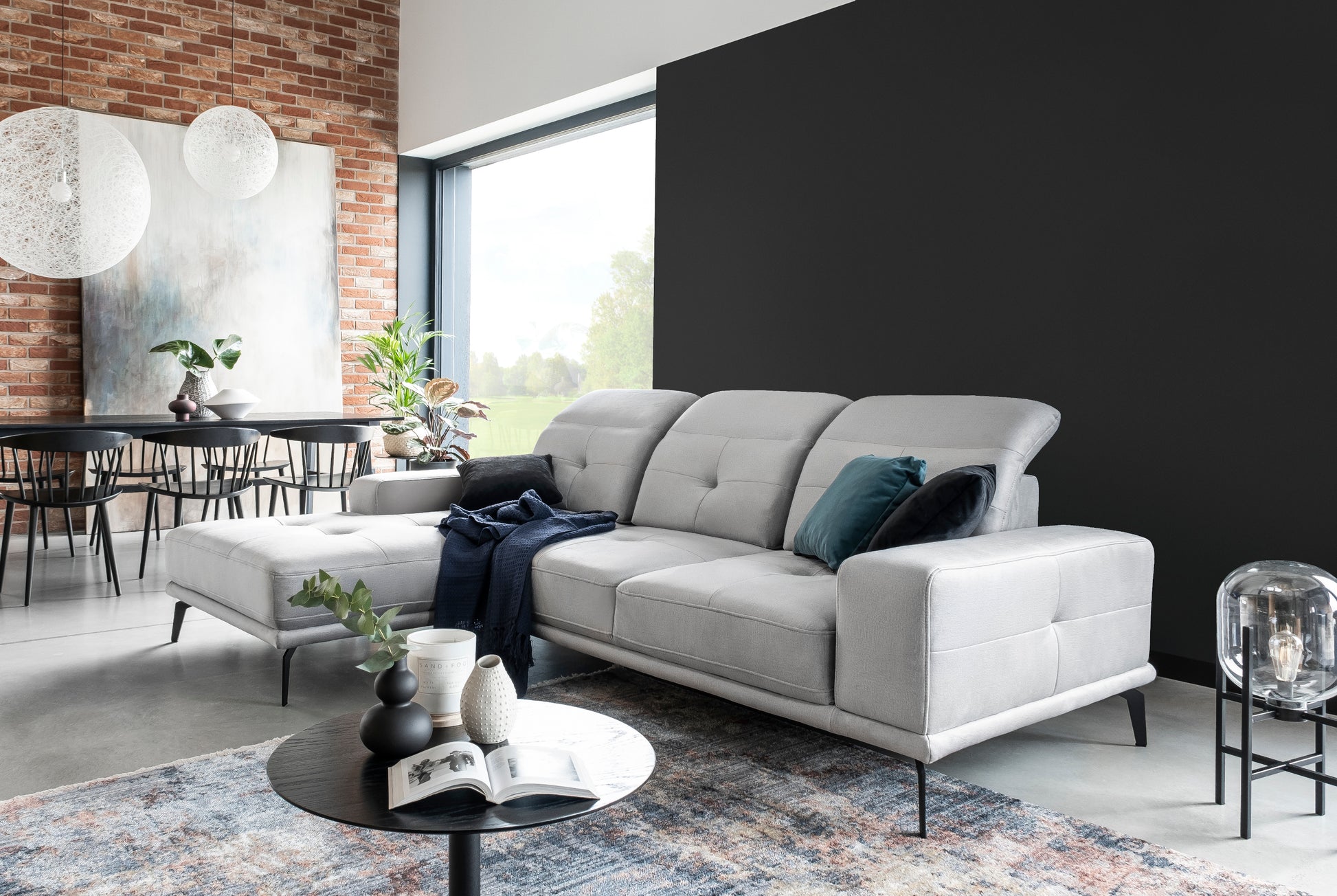 Poszewka dekoracyjna 40×40 cm Matt Velvet 75 zielona – aranżacja na sofie w salonie