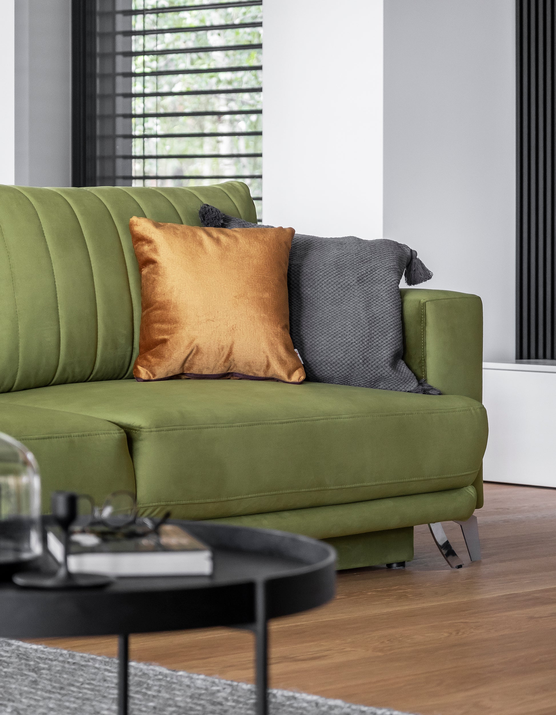 Poszewka dekoracyjna 40×40 cm Monolith 48 żółta – aranżacja na sofie w salonie