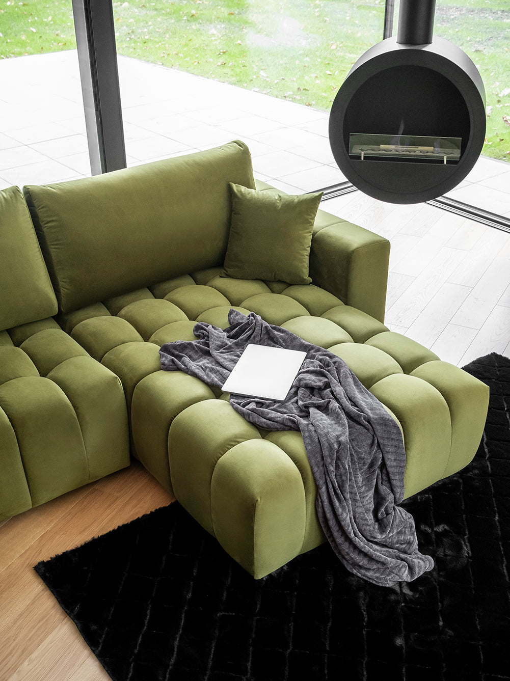 Poszewka dekoracyjna 40×40 cm Riviera 36 jasnozielona – aranżacja na sofie w salonie