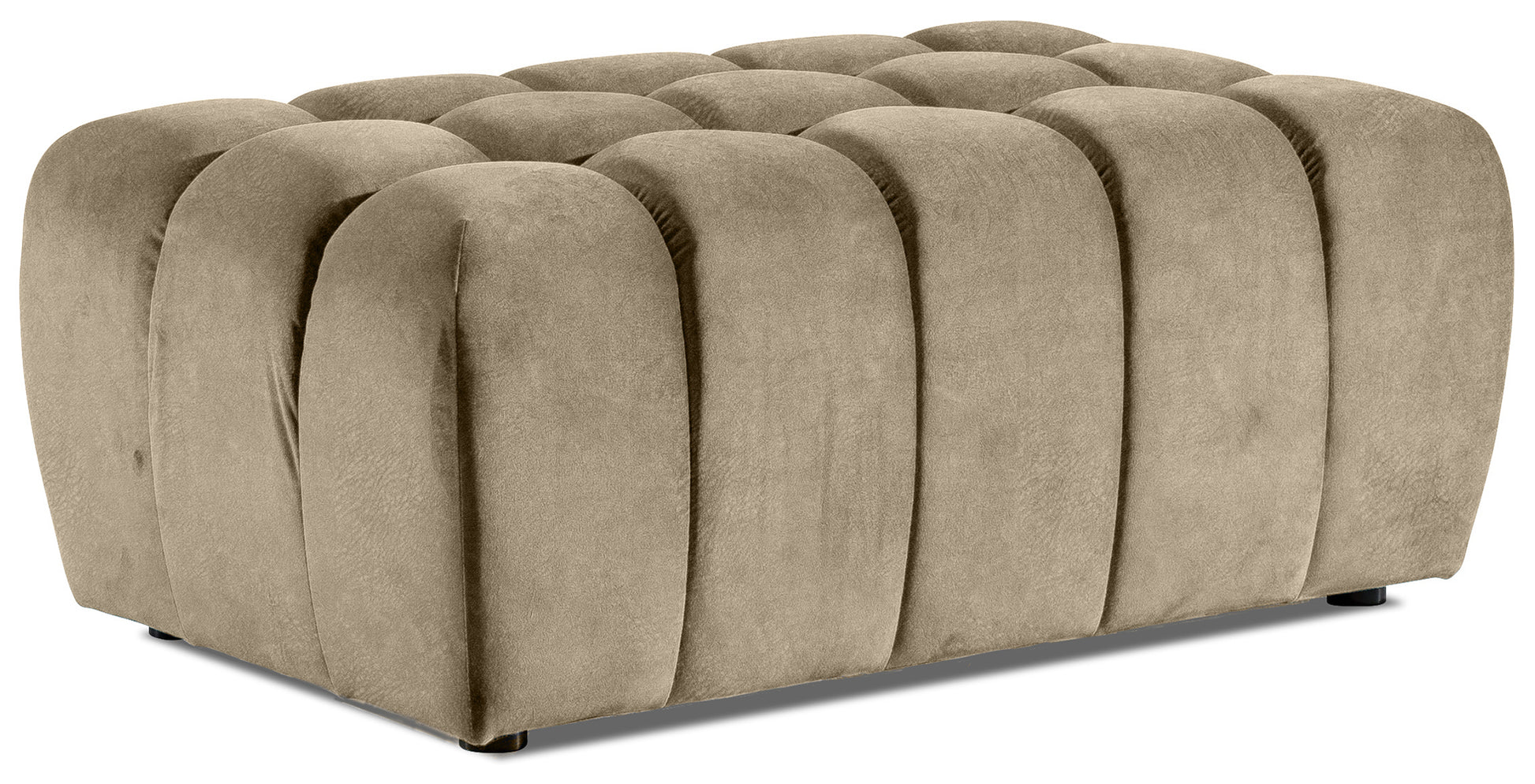 Produktowe ujęcie: prostokątna pufa Lazaro w aksamitnym materiale Monolith 09 jasnobrązowym, z równomiernymi, miękkimi przetłoczeniami biegnącymi wzdłuż całej powierzchni, prezentowana na neutralnym, białym tle.