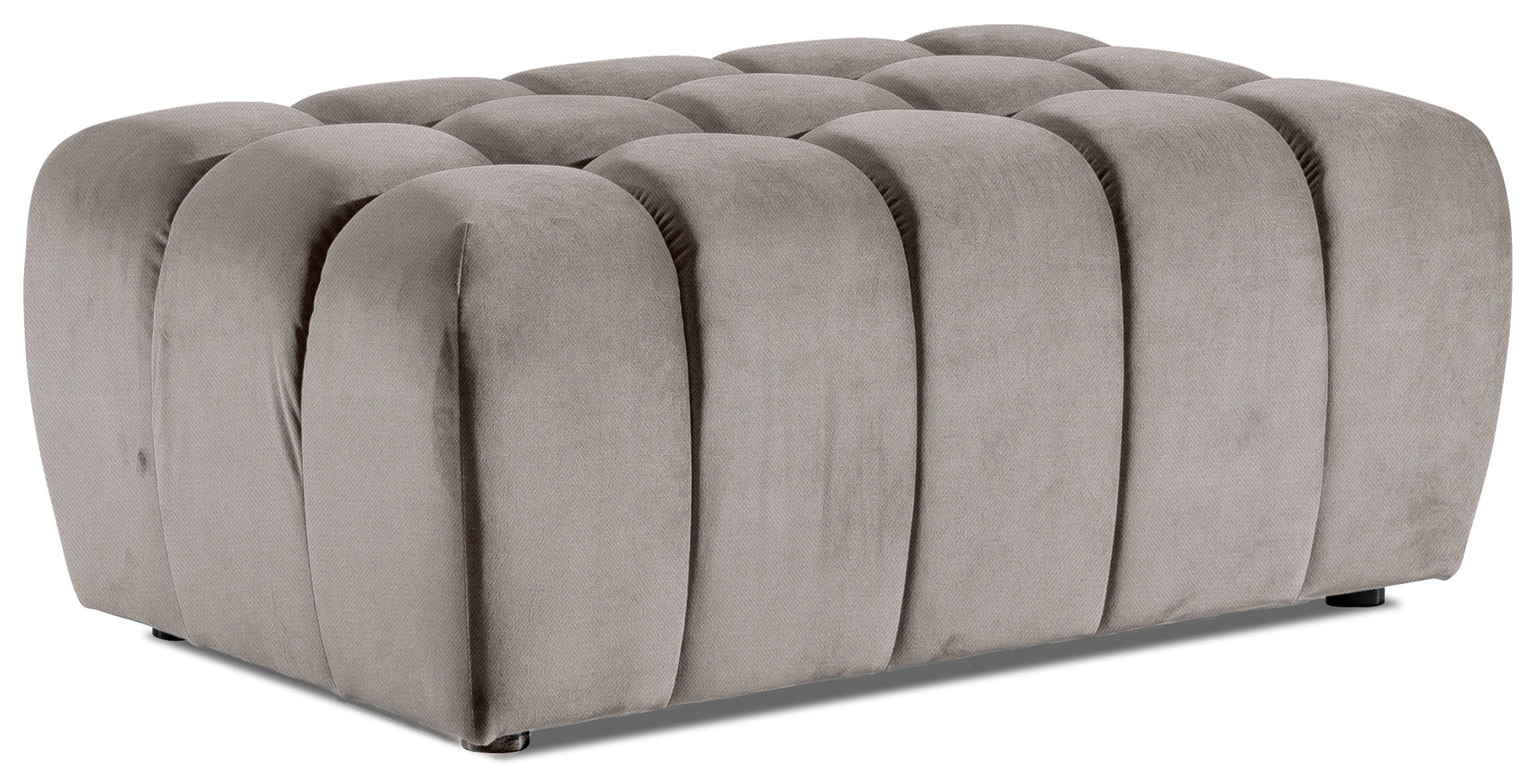 Beżowa pufa Lazaro w tkaninie Paros 02, zaprezentowana na białym tle. Miękka forma z efektownym pikowaniem i pionowym podziałem, idealna do nowoczesnych wnętrz.