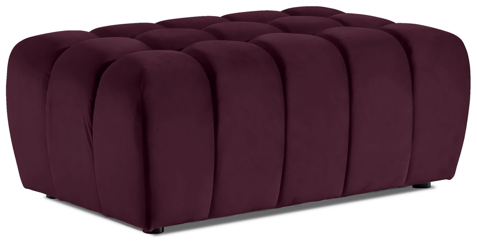 Prostokątna pufa Lazaro obita aksamitnym welurem Matt Velvet 68 w głębokim bordowym kolorze, z charakterystycznymi pionowymi, zaokrąglonymi przetłoczeniami, sfotografowana na czystym białym tle.