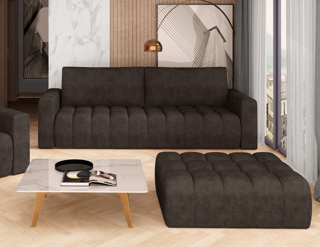 Pufa Lazaro Dora 28 brązowa w salonie, ustawiona obok niskiego stolika kawowego, w tle dopasowana sofa i fotel przy dekoracyjnej ścianie i dużym oknie z widokiem na ogród.