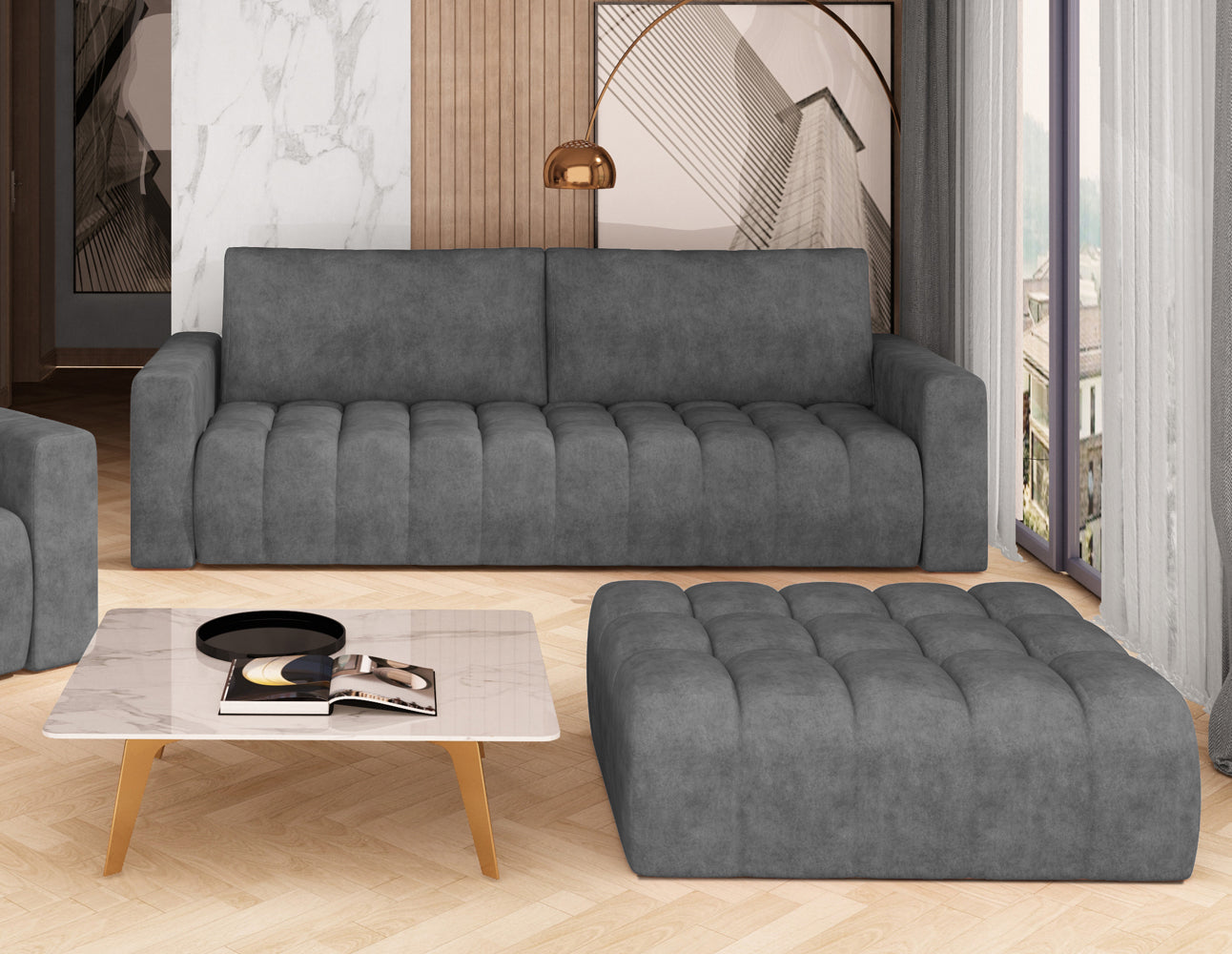 Ciemnoszara pufa Lazaro Monolith 09 ustawiona obok stolika kawowego w nowoczesnym salonie z tapicerowaną sofą i fotelem, przy dużym oknie oraz lampie, na tle geometrycznej tapety.