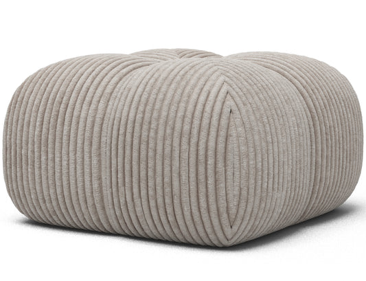 Pufa Covio w tkaninie Modullo 01 w kolorze złamanej bieli, ujęcie pod skosem pokazujące zaokrągloną bryłę i wyraźną prążkowaną fakturę