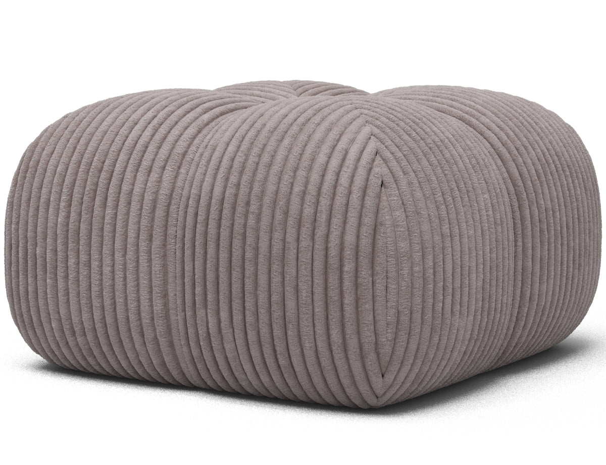 Pufa Covio w jasnoszarej tkaninie Modullo 03, ujęcie pod skosem pokazujące zaokrągloną bryłę i wyraźną, szeroką prążkowaną fakturę