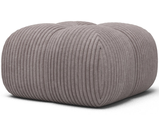 Pufa Covio w jasnoszarej tkaninie Modullo 03, ujęcie pod skosem pokazujące zaokrągloną bryłę i wyraźną, szeroką prążkowaną fakturę