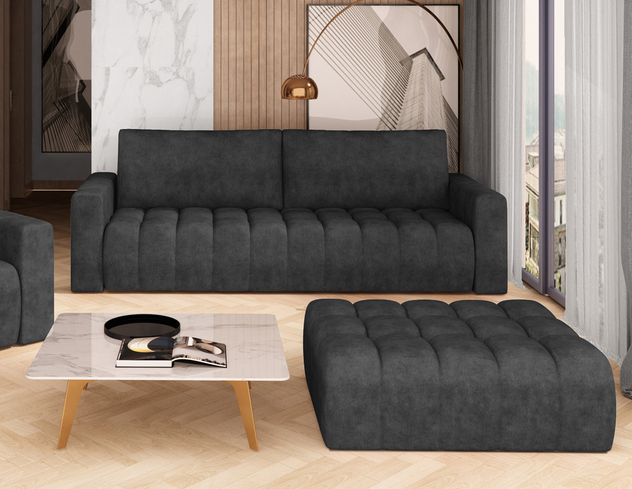 Czarna pufa Lazaro Dora 96 w nowoczesnym salonie, ustawiona przed rozkładaną kanapą i stolikiem kawowym na tle eleganckiego wnętrza z przeszklonymi drzwiami i dekoracyjną lampą.