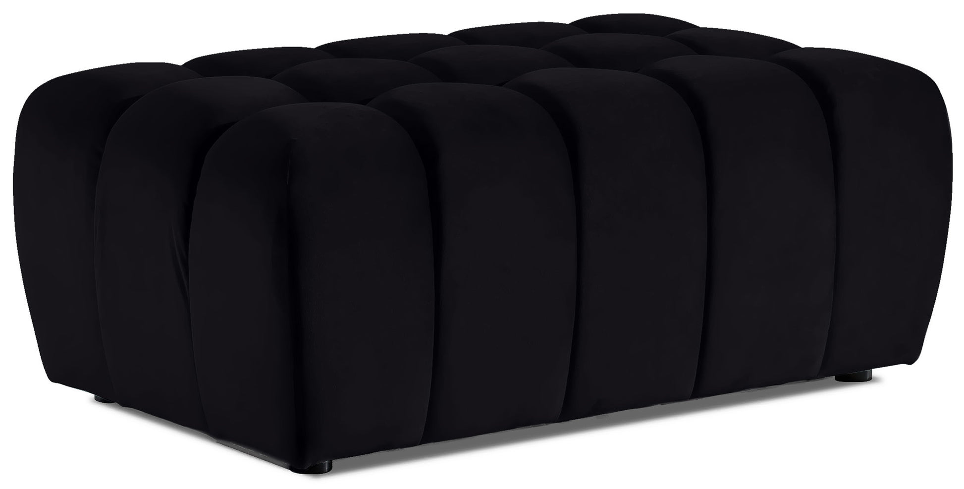 Prostokątna pufa Lazaro obita aksamitnym welurem Matt Velvet 99 w głębokiej czerni, z charakterystycznymi zaokrąglonymi, pionowymi przetłoczeniami, sfotografowana na białym tle.