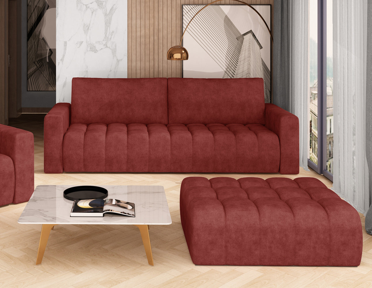 Czerwona pufa Lazaro Dora 63 ustawiona przy niskim stoliku kawowym we wnętrzu ze stylową tapetą i dużym oknem, w towarzystwie dopasowanej sofy, fotela i dekoracyjnej lampy.