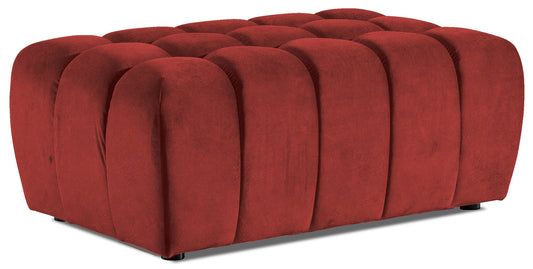 Prostokątna pufa Lazaro w intensywnej czerwonej tkaninie Dora 63, z charakterystycznymi, miękkimi pionowymi przetłoczeniami weluru, sfotografowana z przodu na jednolitym białym tle.