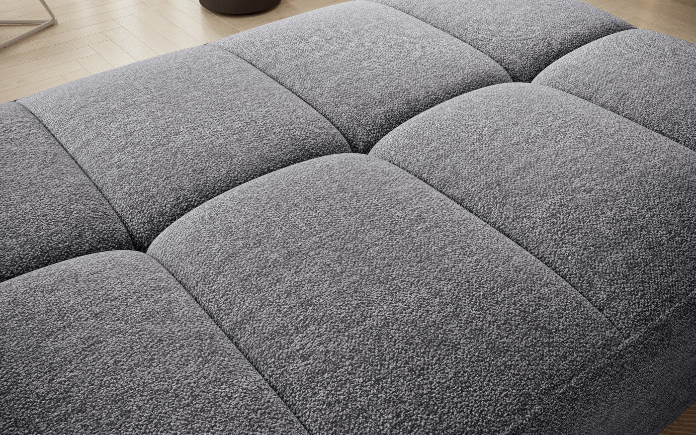 Pufa do siedzenia, prostokątna, szara z przeszyciami.