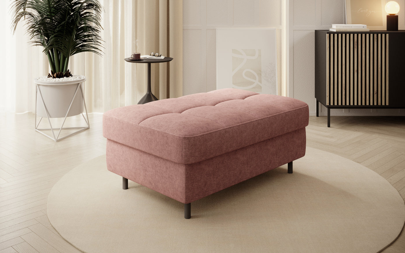 Pufa do siedzenia, prostokątna, jasnoróżowa z przeszyciami.