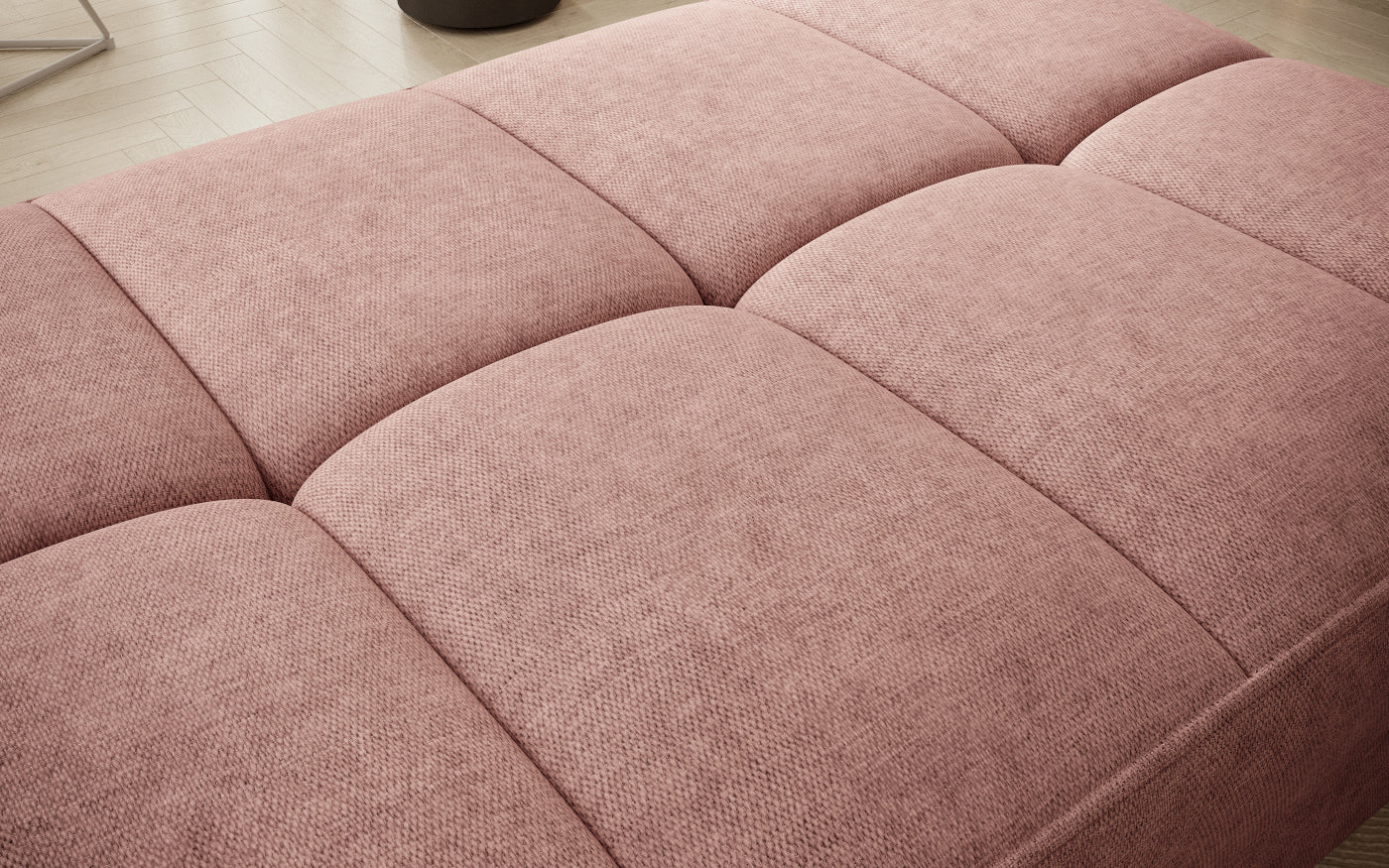 Pufa do siedzenia, prostokątna, jasnoróżowa z przeszyciami.