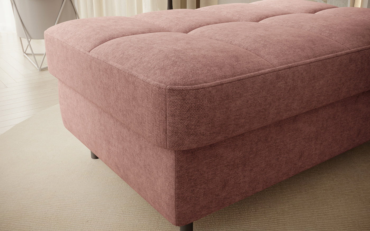 Pufa do siedzenia, prostokątna, jasnoróżowa z przeszyciami.