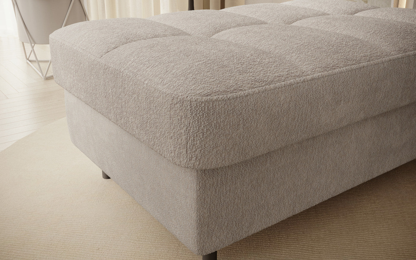 Pufa do siedzenia, prostokątna, jasnobeżowa z przeszyciami.