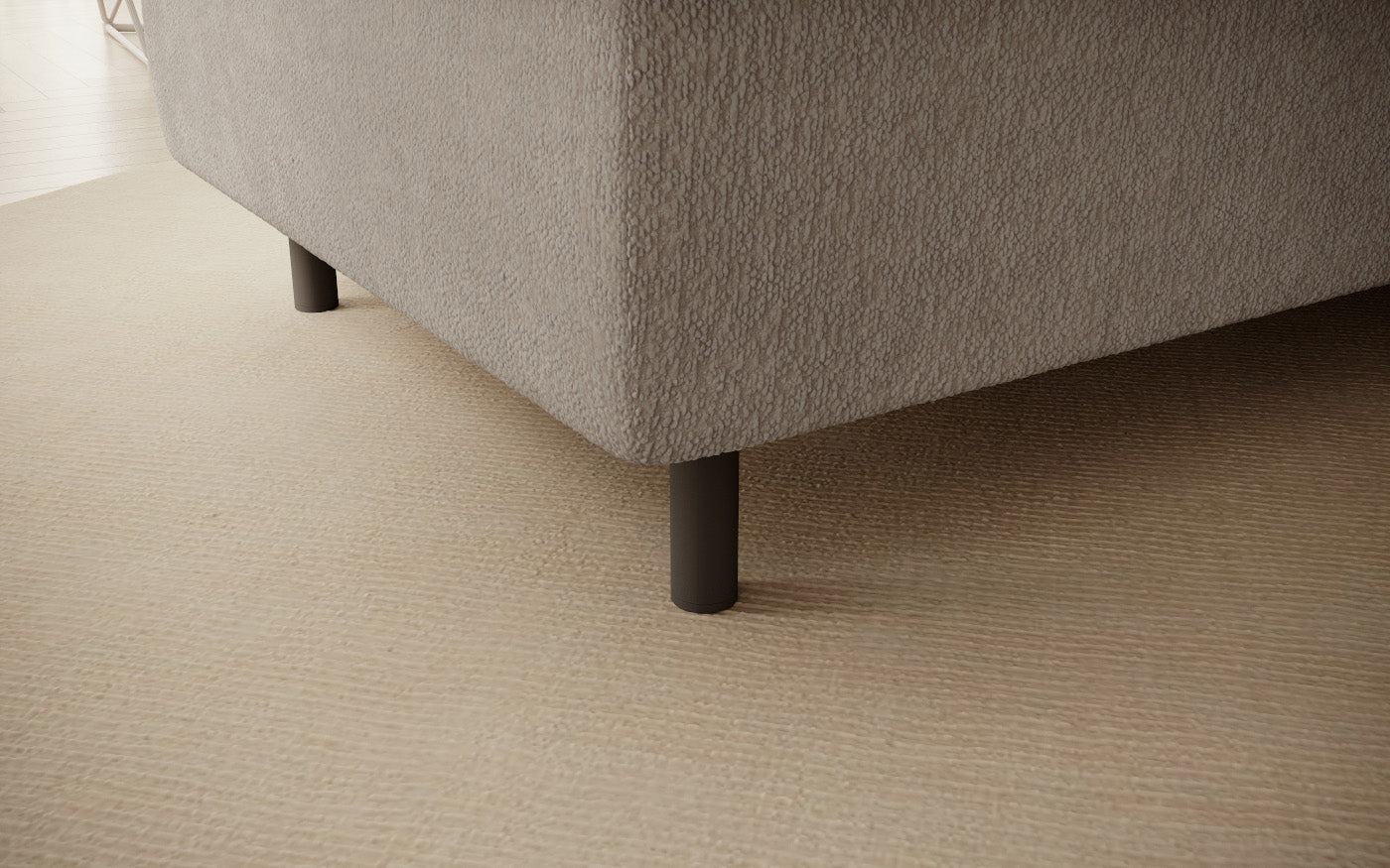 Pufa do siedzenia, prostokątna, jasnobeżowa z przeszyciami, detal nóżek.