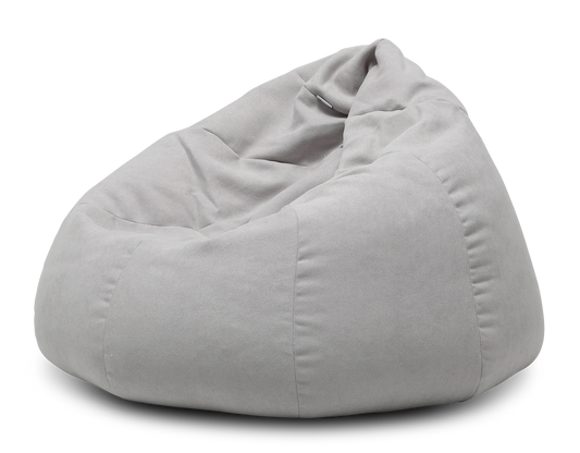 Jasnoszara pufa typu worek Como w tkaninie Poco 03, przedstawiona na przezroczystym tle – widok z przodu i lekko z boku, ukazujący miękkie, opływowe linie i delikatne przeszycia.