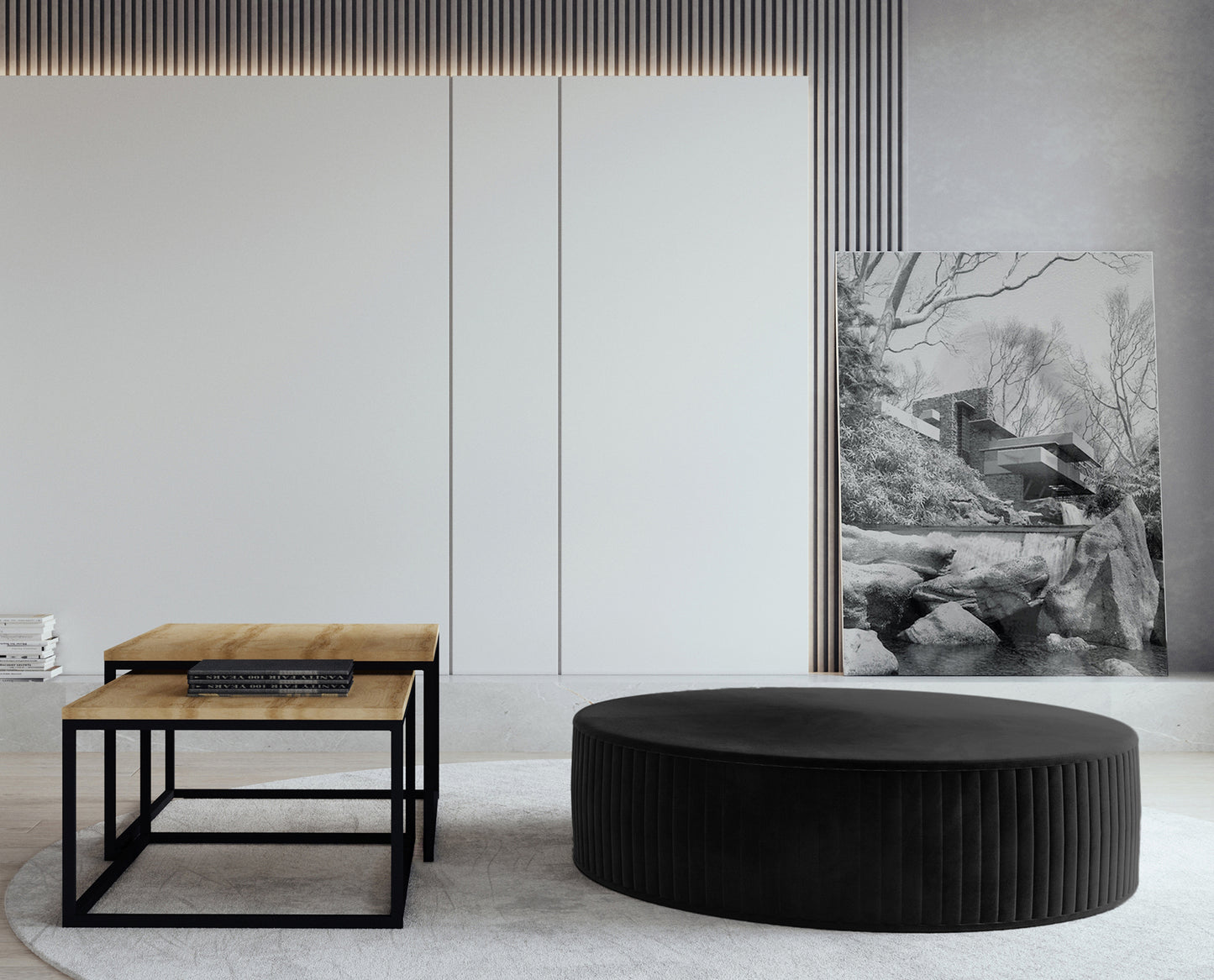 Pufa Lara w kolorze Mat Velvet 99 czarny, ustawiona w eleganckim salonie na jasnym dywanie, obok nowoczesnych stolików kawowych z drewnianym blatem i metalową podstawą.