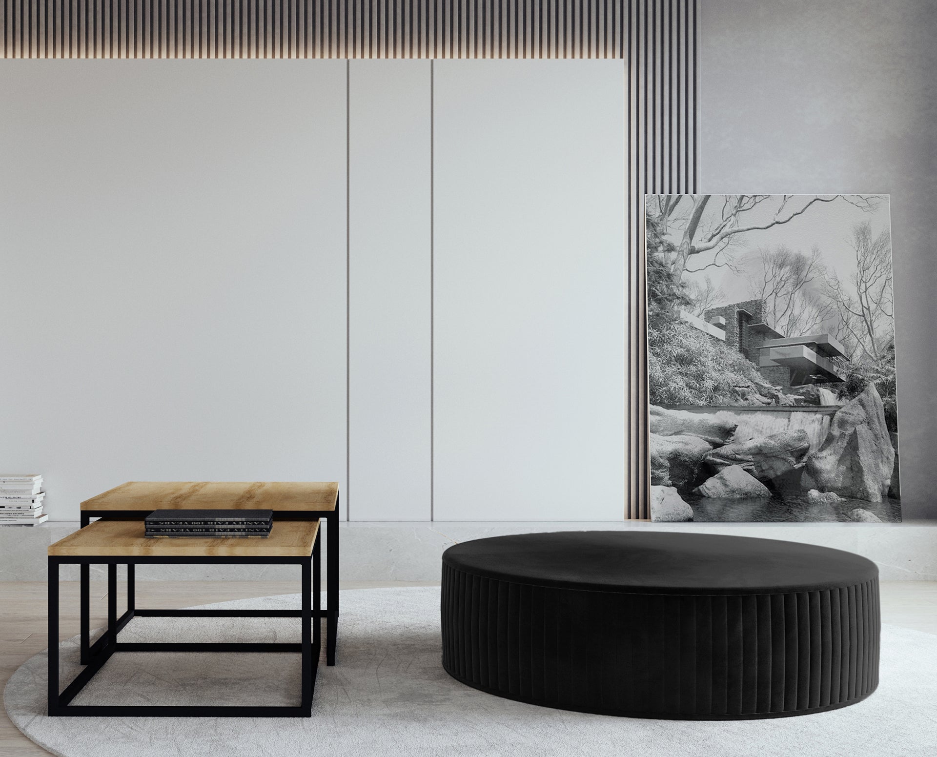 Pufa Lara w kolorze Mat Velvet 99 czarny, ustawiona w eleganckim salonie na jasnym dywanie, obok nowoczesnych stolików kawowych z drewnianym blatem i metalową podstawą.