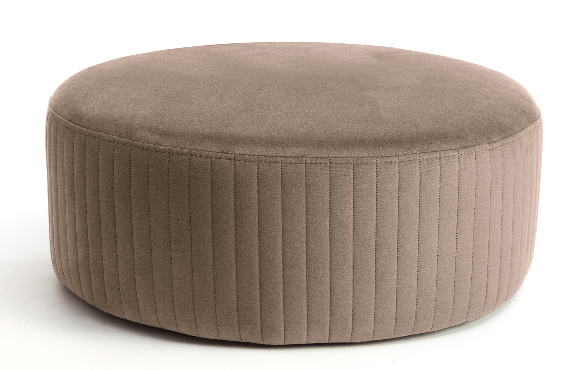 Pufa Lara w kolorze Monolith 09 jasnobrązowy, okrągła, tapicerowana tkaniną welurową z pionowym przeszyciem po bokach, prezentowana na białym tle.