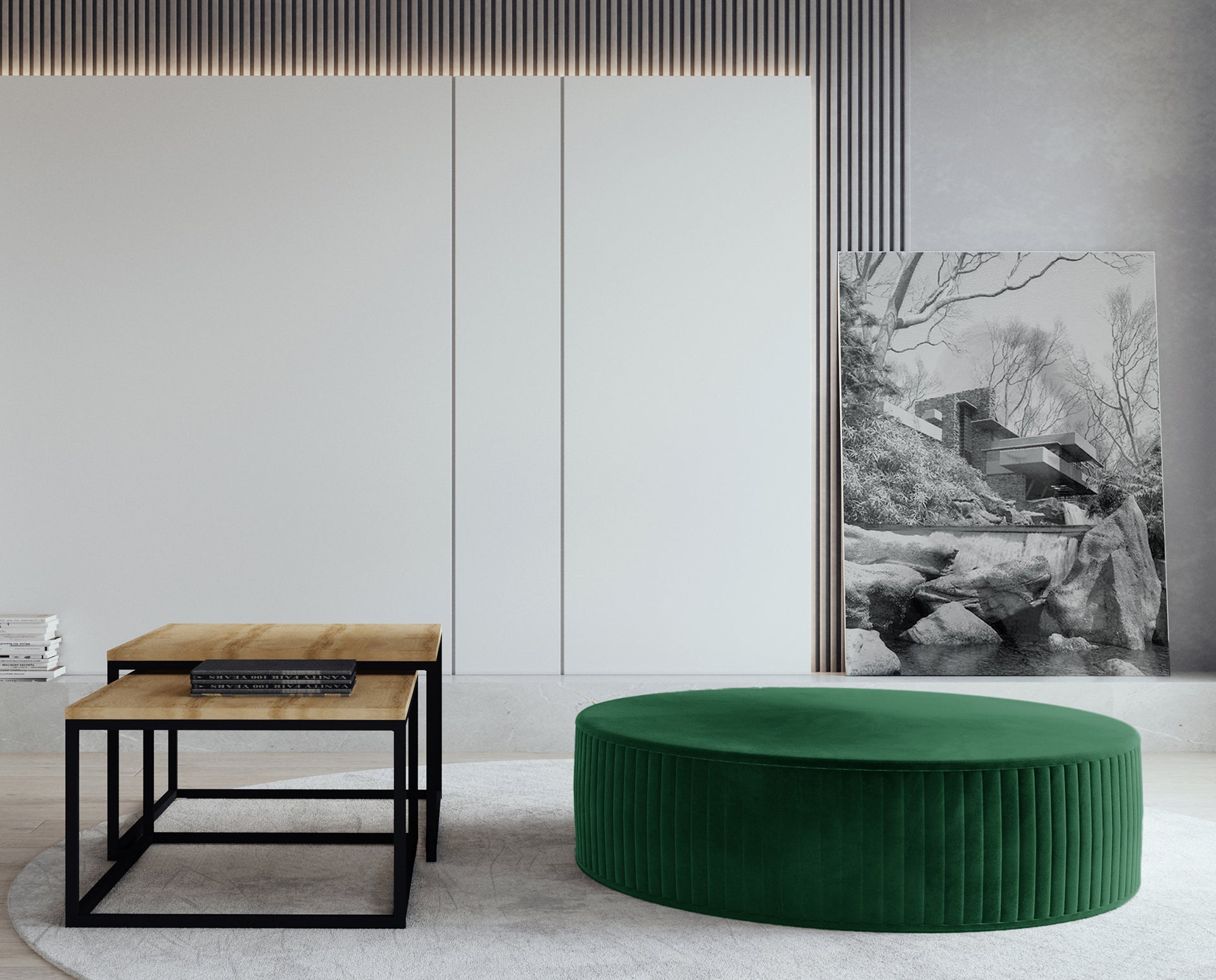 Pufa Lara w kolorze Monolith 37 zielony, ustawiona w eleganckim salonie na jasnym dywanie, obok nowoczesnych stolików kawowych z drewnianym blatem i metalową podstawą.