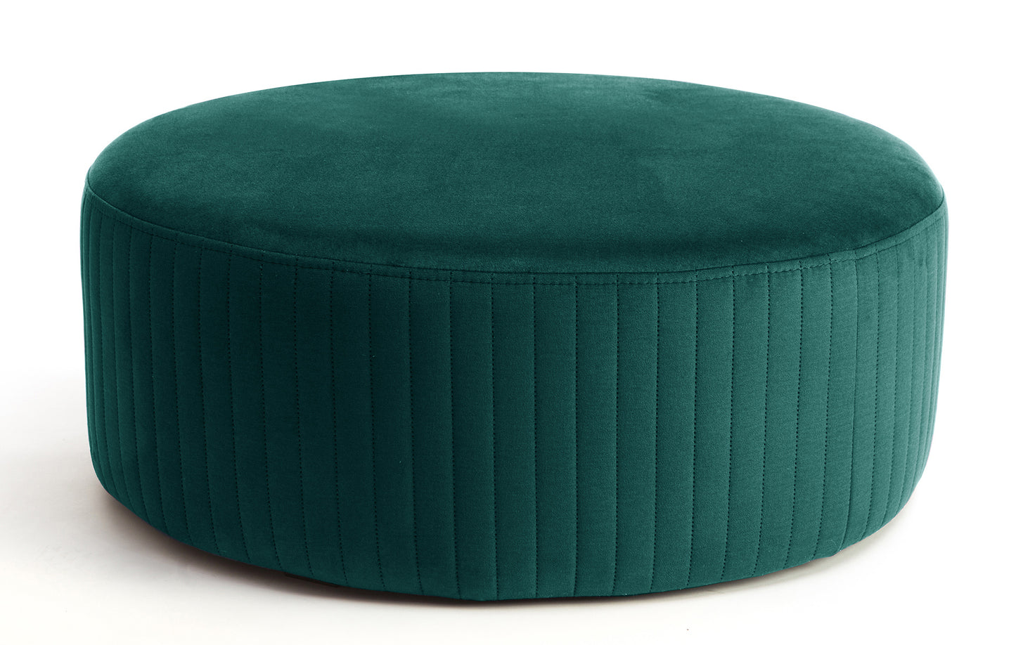 Pufa Lara w kolorze Monolith 37 zielony, okrągła, tapicerowana tkaniną welurową z pionowym przeszyciem na bokach, prezentowana na białym tle.