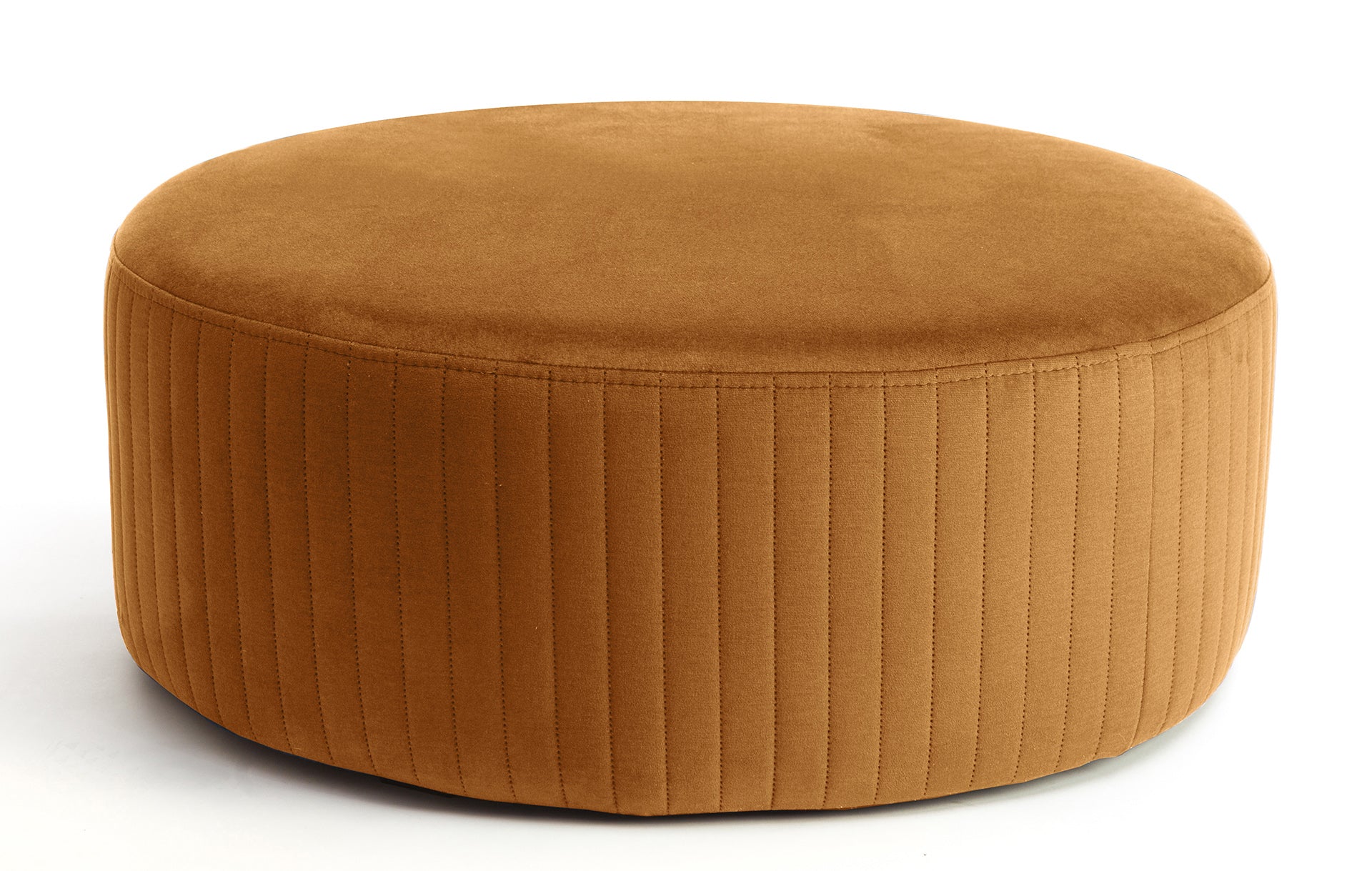 Pufa Lara w kolorze Monolith 48 żółty, okrągła, tapicerowana welurem z pionowym przeszyciem po bokach, prezentowana na białym tle.