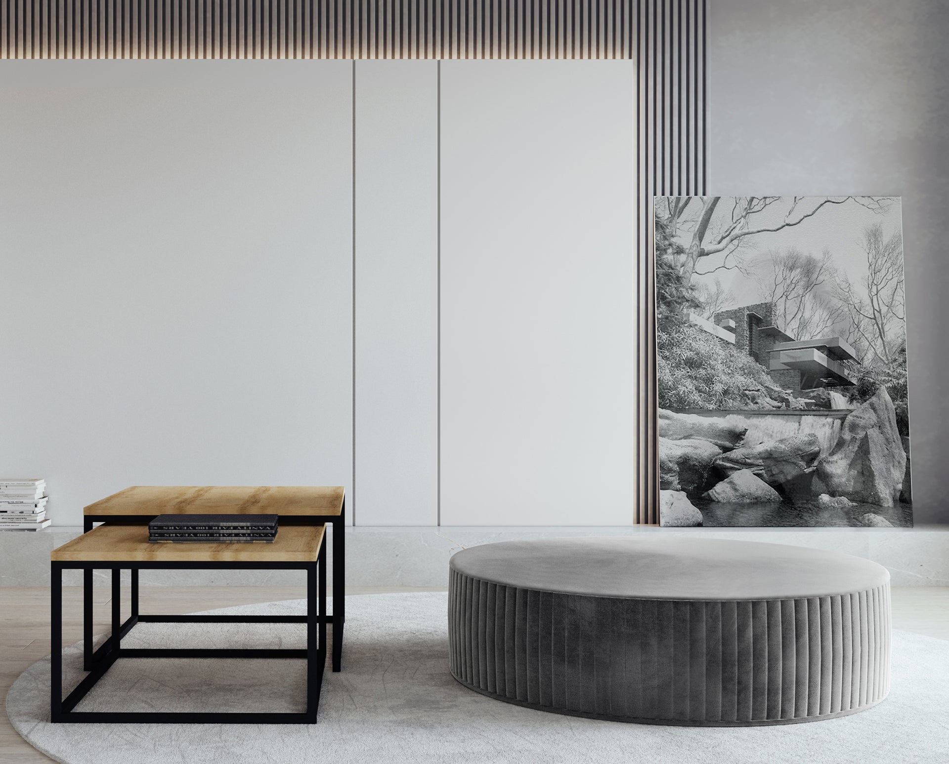 Pufa Lara w kolorze Monolith 85 szary, ustawiona w eleganckim salonie na jasnym dywanie, obok stolików kawowych z drewnianym blatem i metalową podstawą.