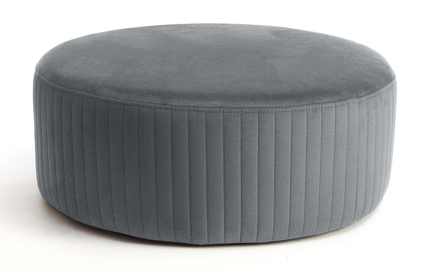 Pufa Lara w kolorze Monolith 85 szary, okrągła, tapicerowana tkaniną welurową z pionowym przeszyciem po bokach, prezentowana na białym tle.