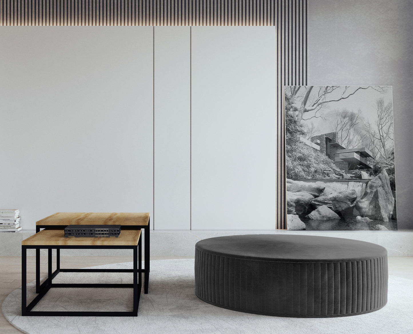 Pufa Lara w kolorze Monolith 97 ciemnoszary, ustawiona w nowoczesnym salonie na jasnym dywanie, obok stolików kawowych z drewnianym blatem i metalową podstawą.