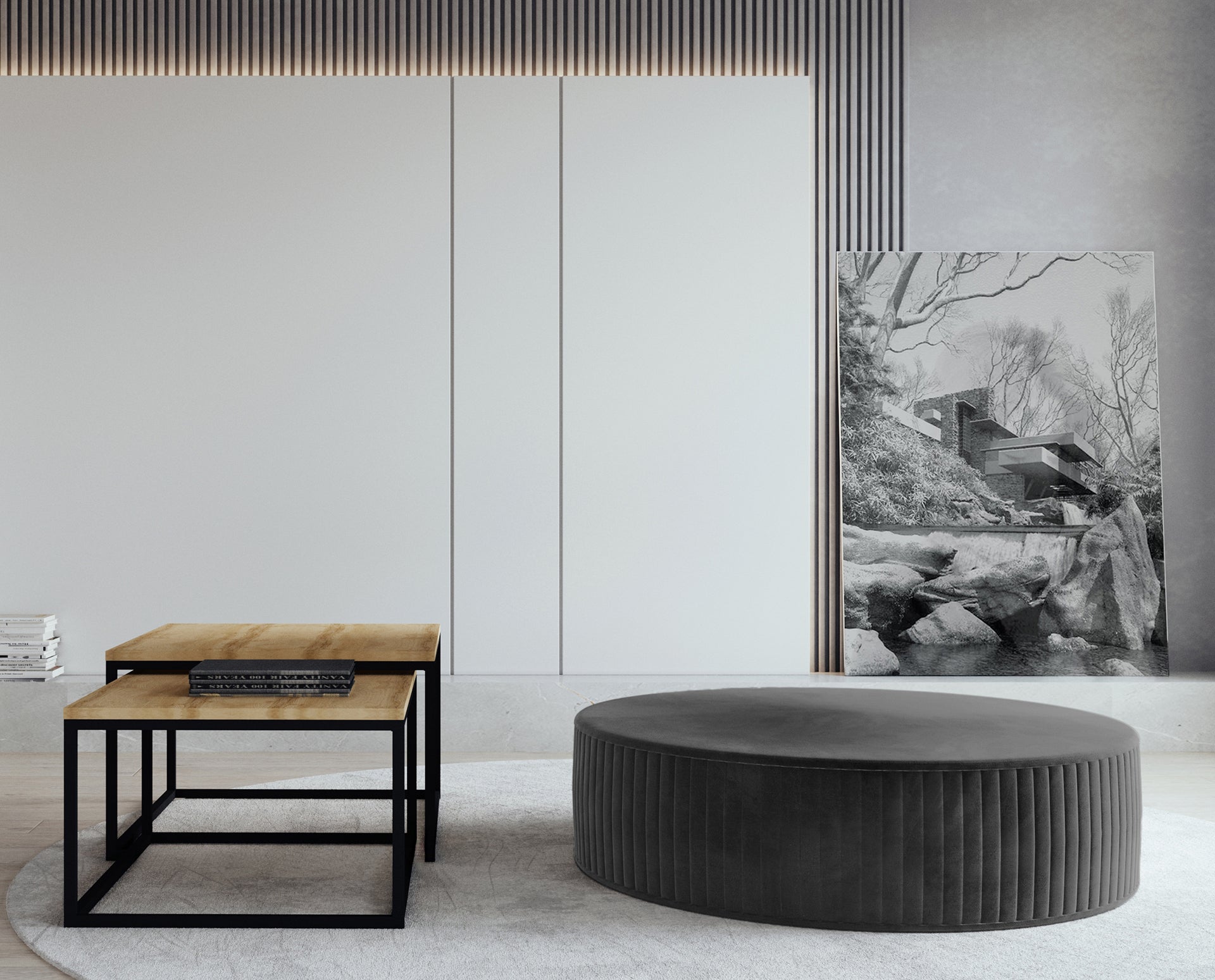 Pufa Lara w kolorze Monolith 97 ciemnoszary, ustawiona w nowoczesnym salonie na jasnym dywanie, obok stolików kawowych z drewnianym blatem i metalową podstawą.