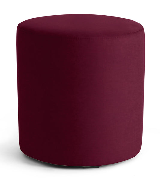 Bordowa pufa Linsy Matt Velvet 68 w kształcie niskiego cylindra, obita miękką tkaniną o aksamitnym wykończeniu, ustawiona na białym tle.