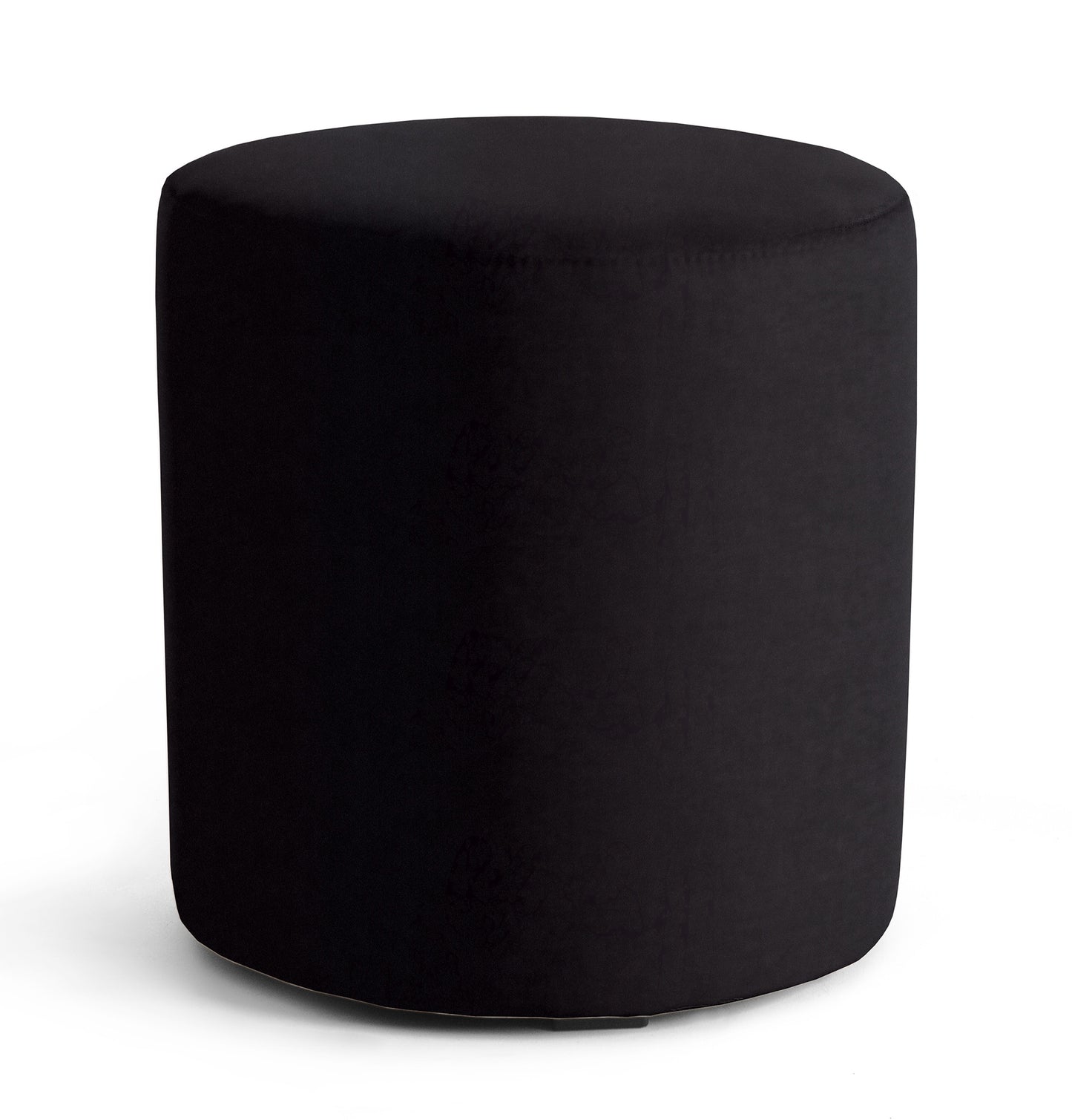 Czarna pufa Linsy Matt Velvet 99 w formie niskiego cylindra, obita aksamitną tkaniną, ustawiona na białym tle.