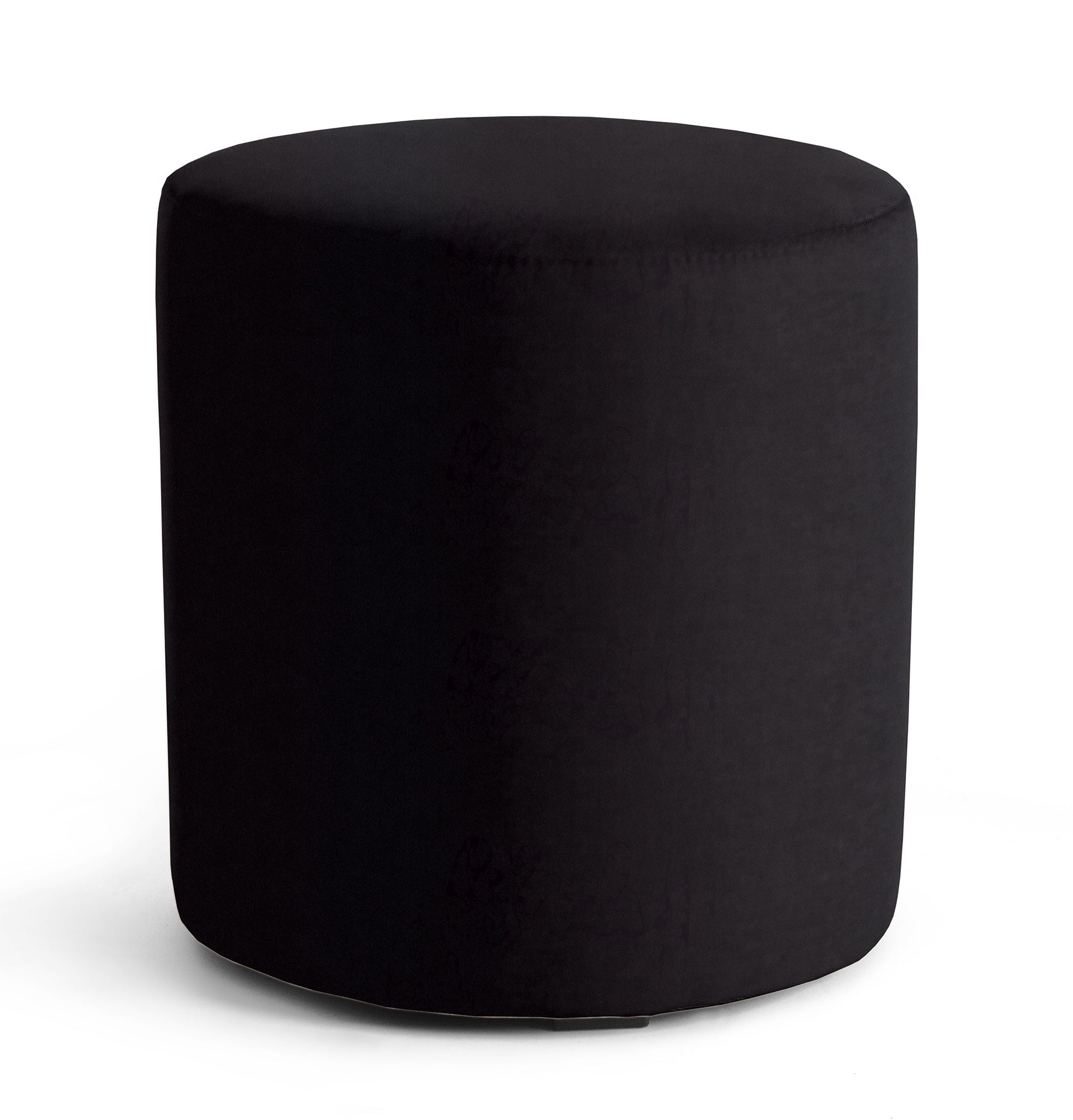 Czarna pufa Linsy Matt Velvet 99 w formie niskiego cylindra, obita aksamitną tkaniną, ustawiona na białym tle.