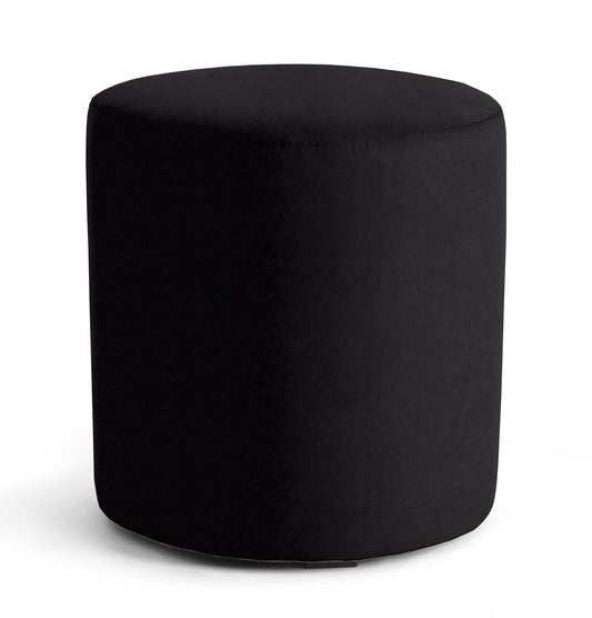 Czarna pufa Linsy Matt Velvet 99 w formie niskiego cylindra, obita aksamitną tkaniną, ustawiona na białym tle.