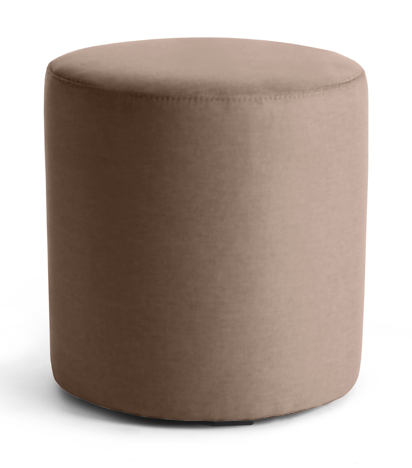 Jasnobrązowa pufa Linsy Monolith 09 w formie niskiego cylindra, obita gładką tkaniną, ustawiona na białym tle.