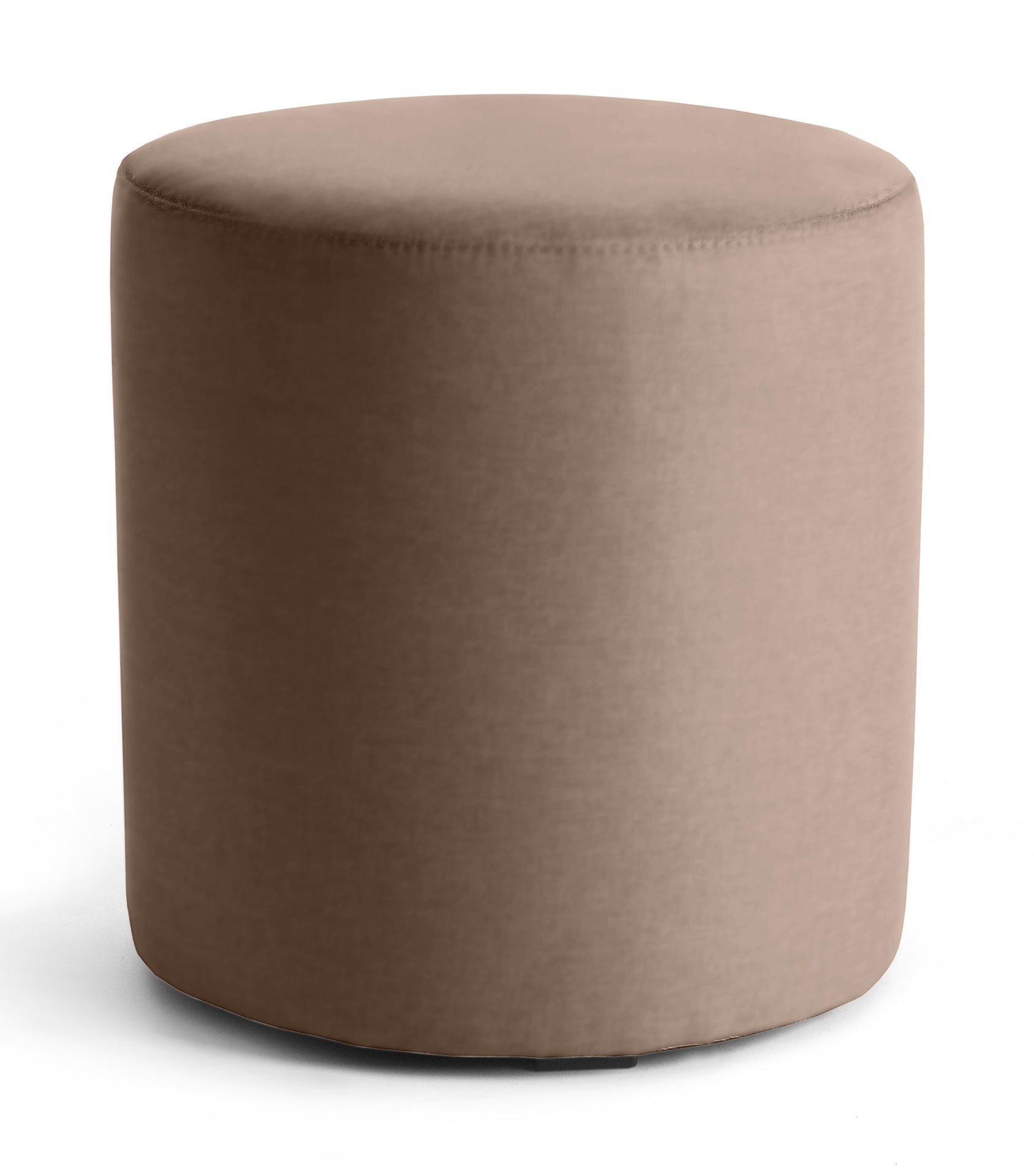 Jasnobrązowa pufa Linsy Monolith 09 w formie niskiego cylindra, obita gładką tkaniną, ustawiona na białym tle.