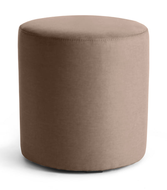 Jasnobrązowa pufa Linsy Monolith 09 w formie niskiego cylindra, obita gładką tkaniną, ustawiona na białym tle.