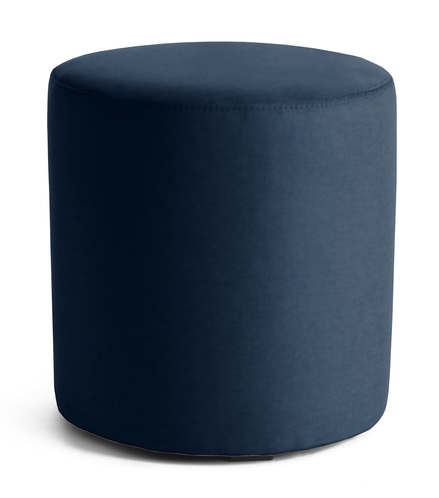 Niebieska pufa Linsy Monolith 77 w kształcie niskiego cylindra, obita jednolitym materiałem, na białym tle.