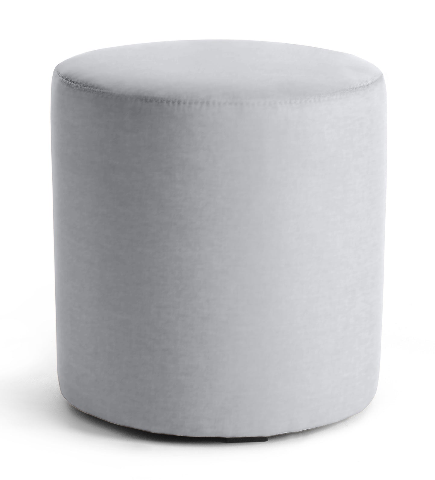Jasnoszara pufa Linsy Monolith 84 w formie niskiego cylindra, obita gładką tkaniną, ustawiona na białym tle.