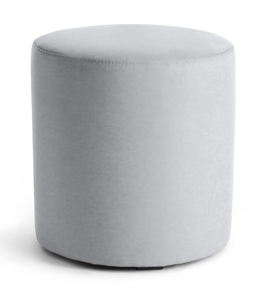 Jasnoszara pufa Linsy Monolith 84 w formie niskiego cylindra, obita gładką tkaniną, ustawiona na białym tle.
